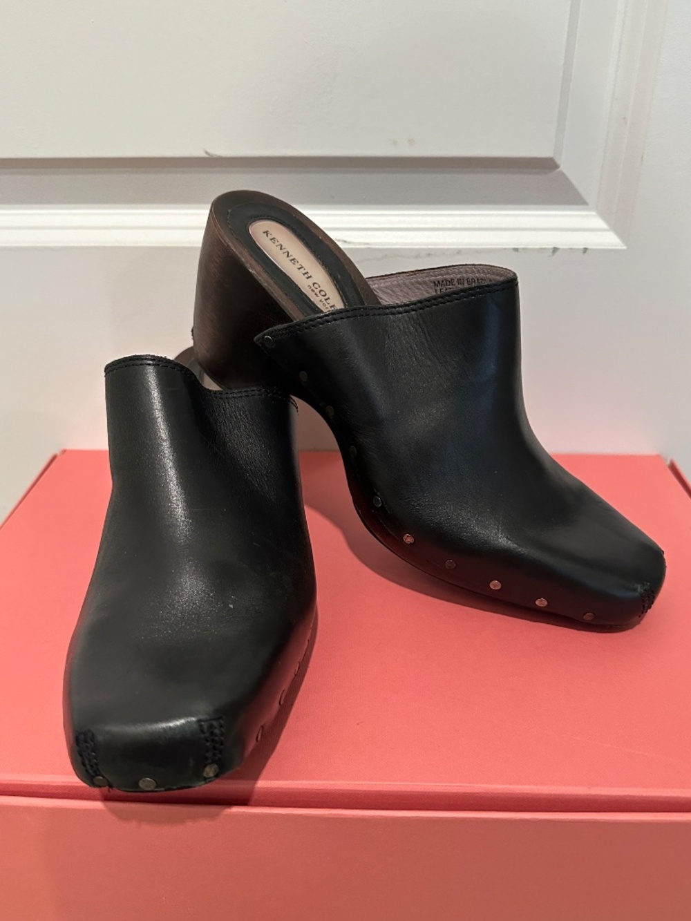 KENNETH COLE Black Leather 70s Style Wood Heel Clogs Mules 8